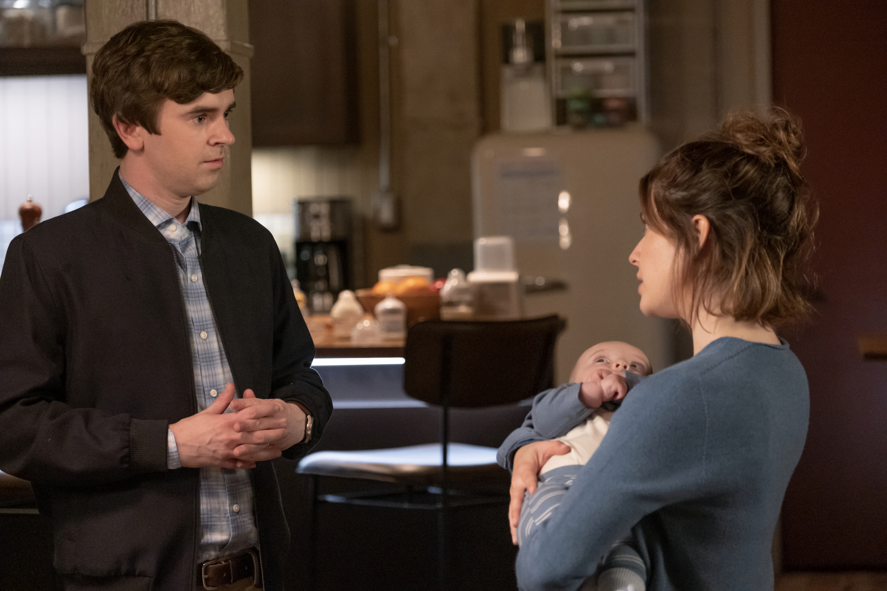 Shaun (Freddie Highmore), Lea (Paige Spara) och deras son i The Good Doctor. Foto: Viaplay.