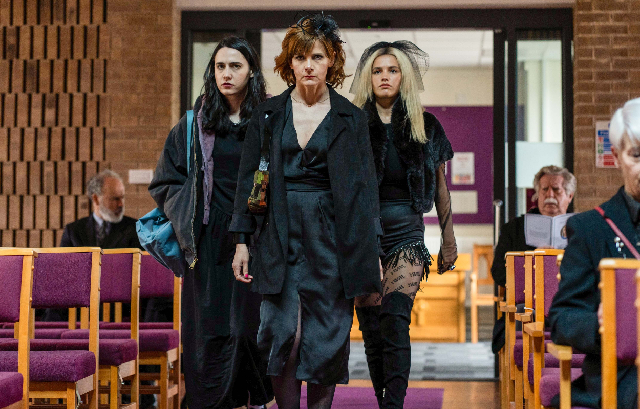 Kat Sadler, Louise Brealey och Lizzie Davidson i Such Brave Girls. Foto: SVT