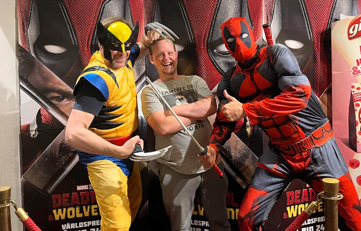 Fredrik Edström med kompani på premiären av "Deadpool & Wolverine".