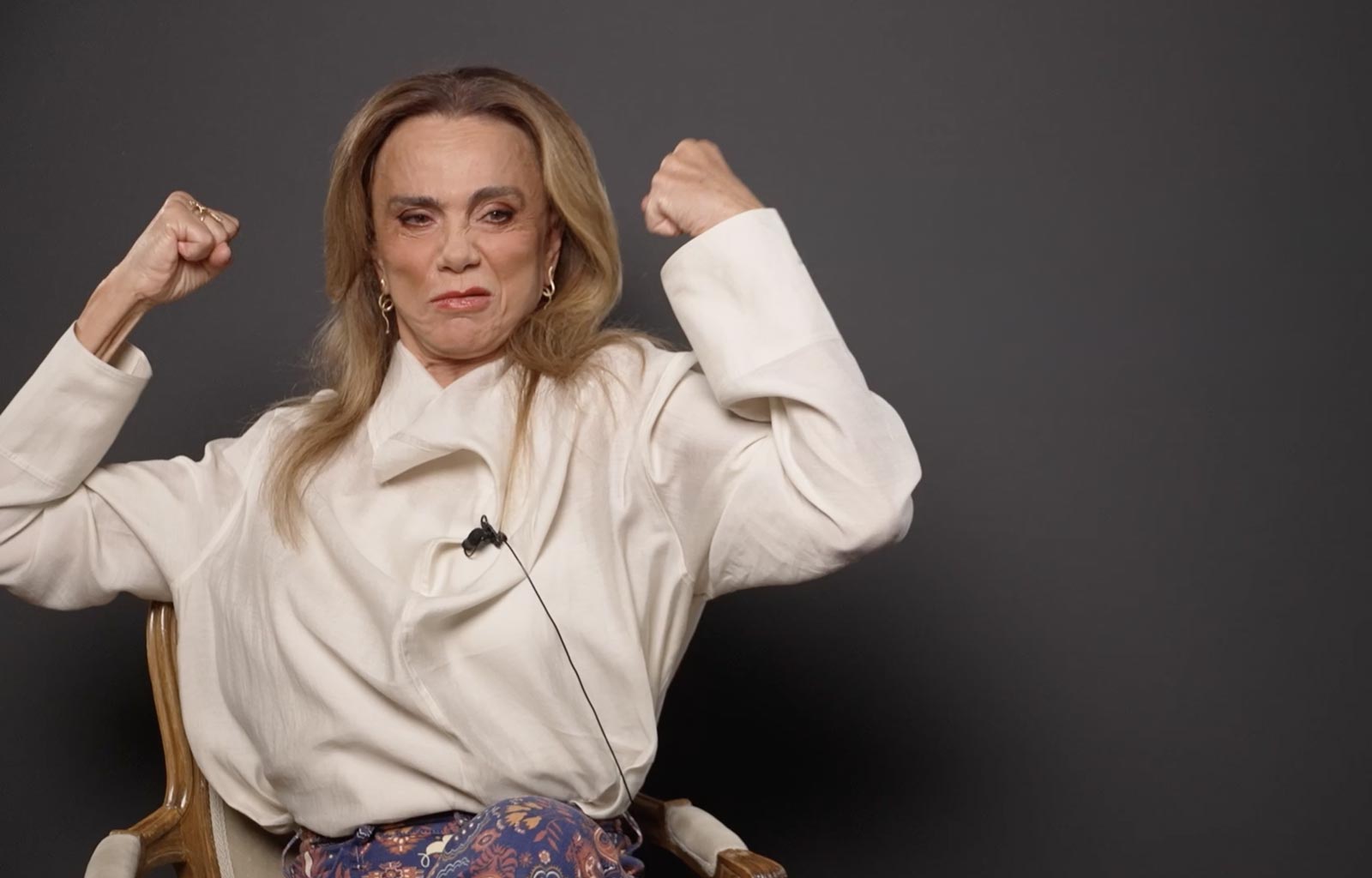 Lena Olin spänner musklerna