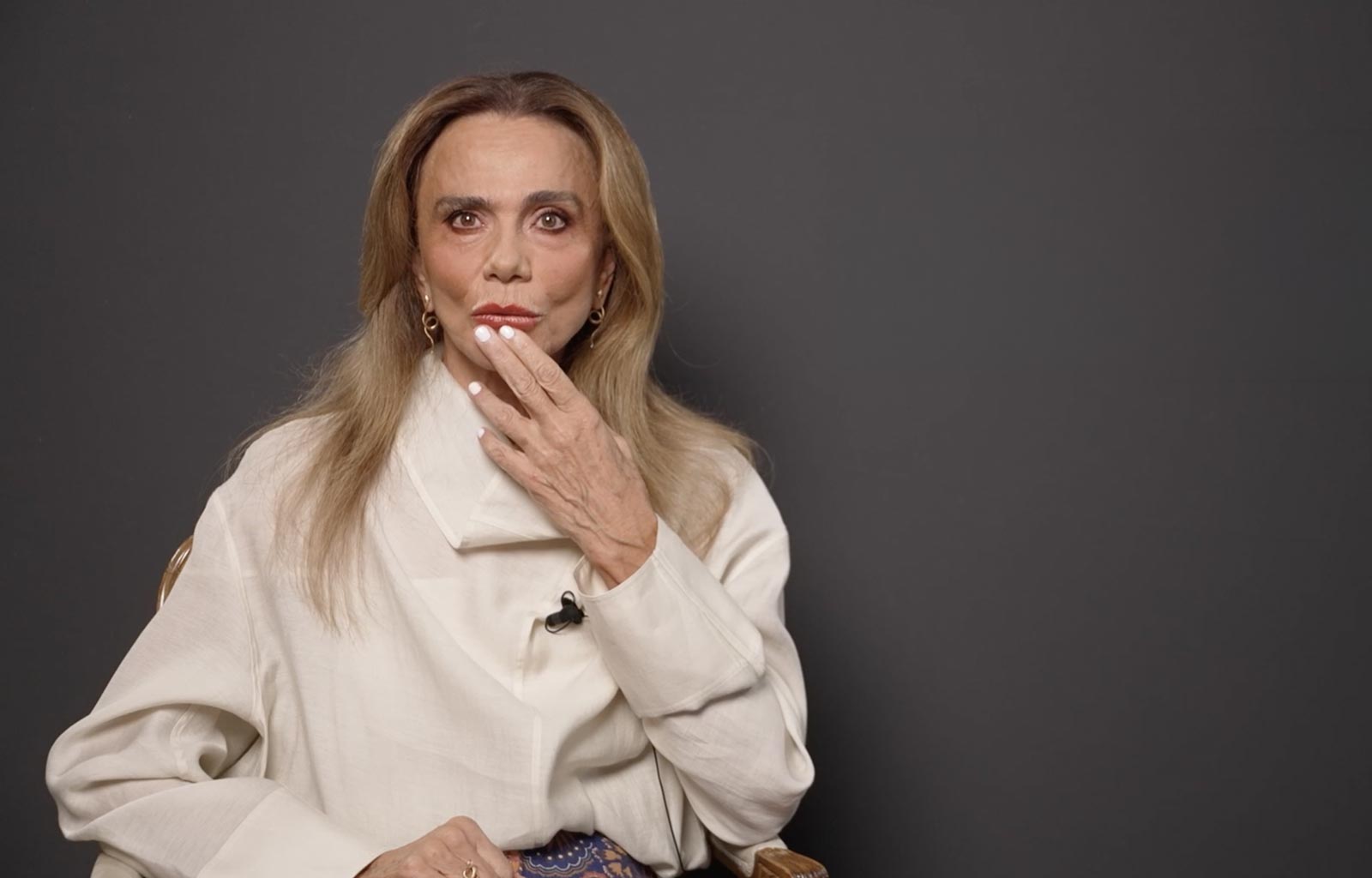 Lena Olin ser fundersam ut