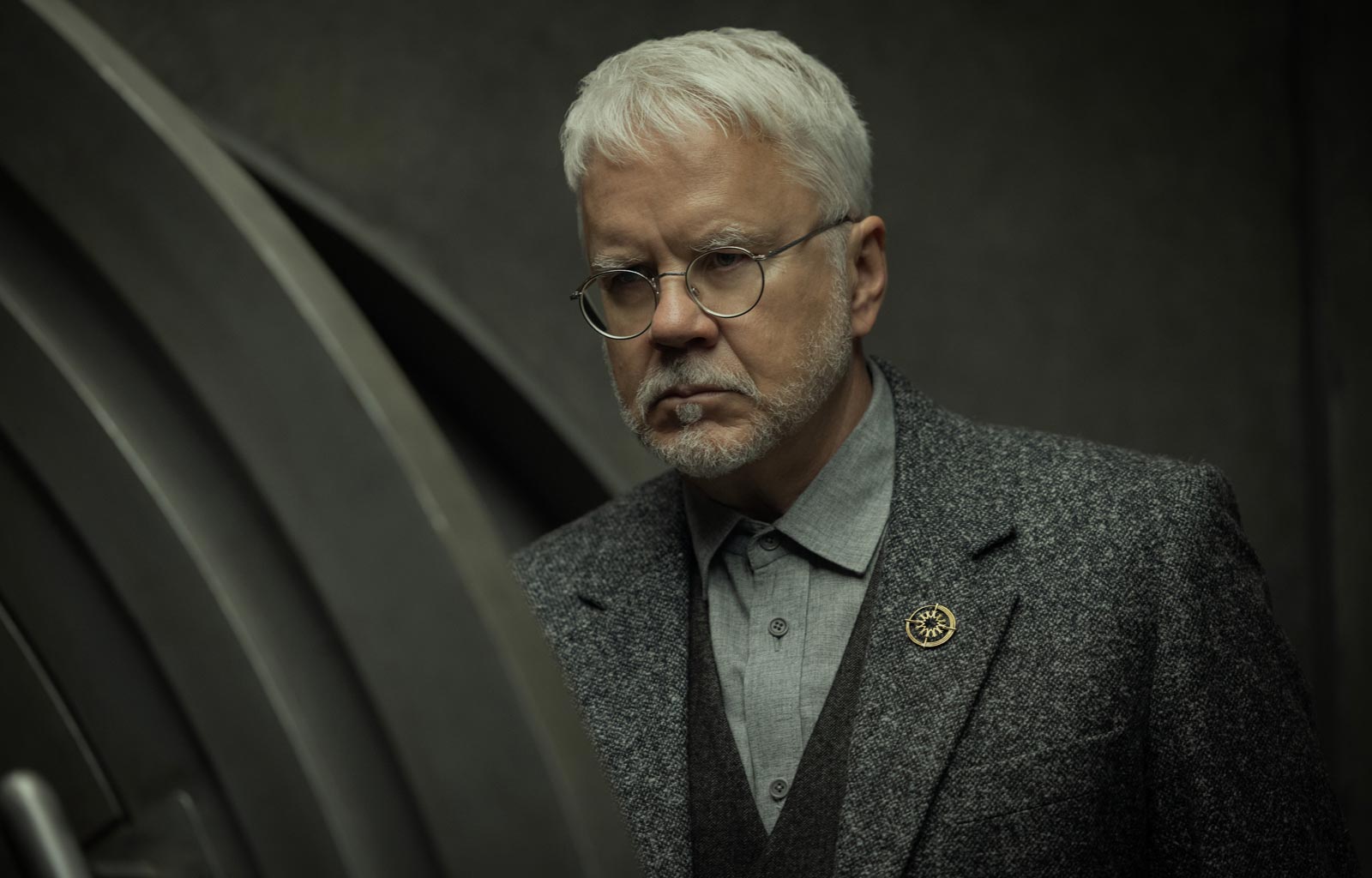 Tim Robbins står och ser allvarlig ut i Silo säsong 2.