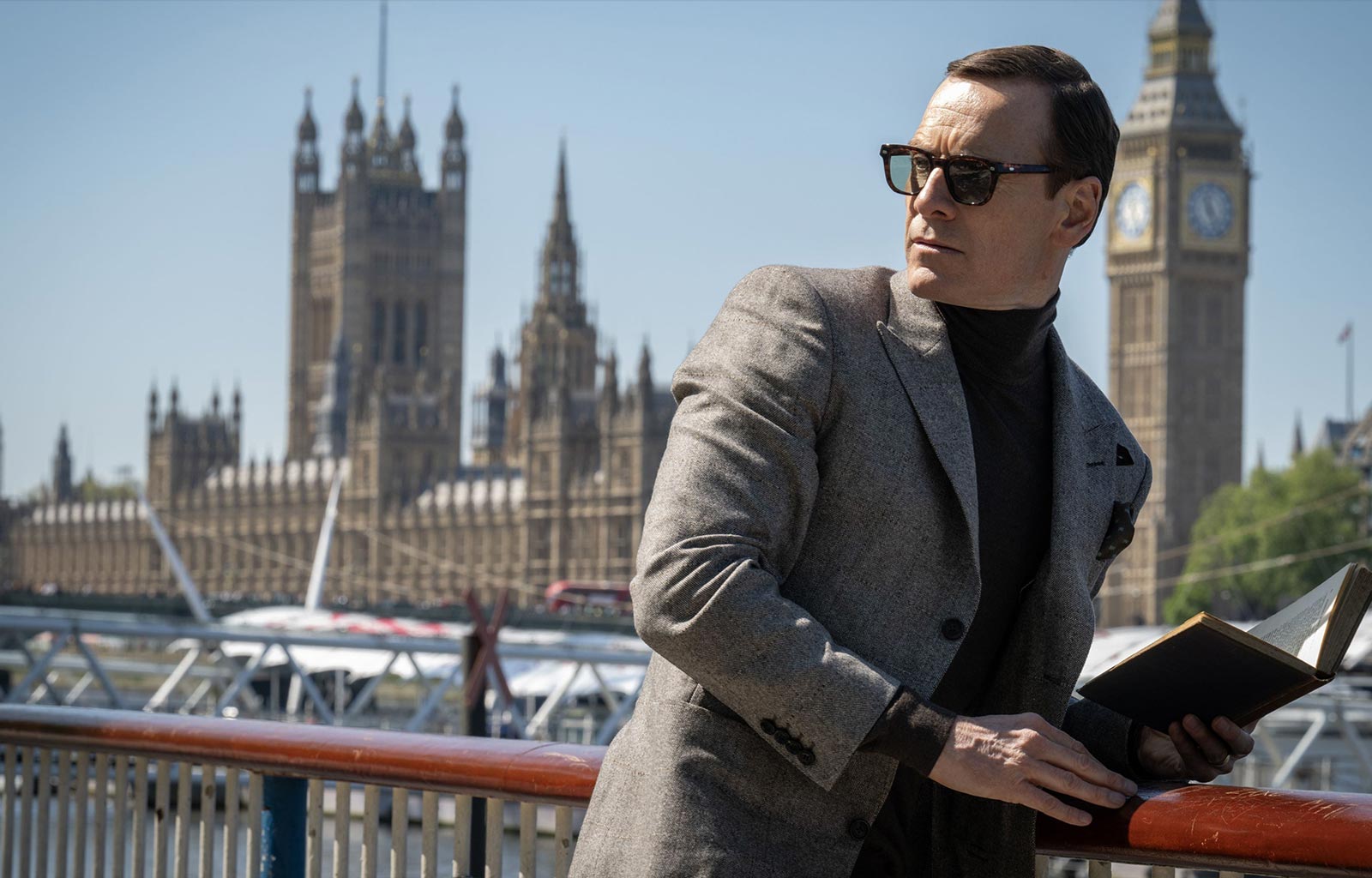 Michael Fassbender står framför Big Ben i London.