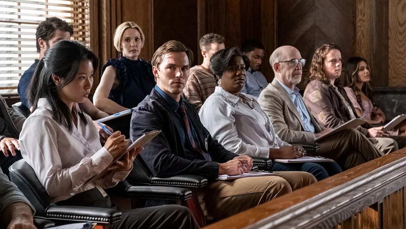 Nicholas Hoult och J.K. Simmons i juryn i Juror #2. Foto: Warner Bros. Pictures.