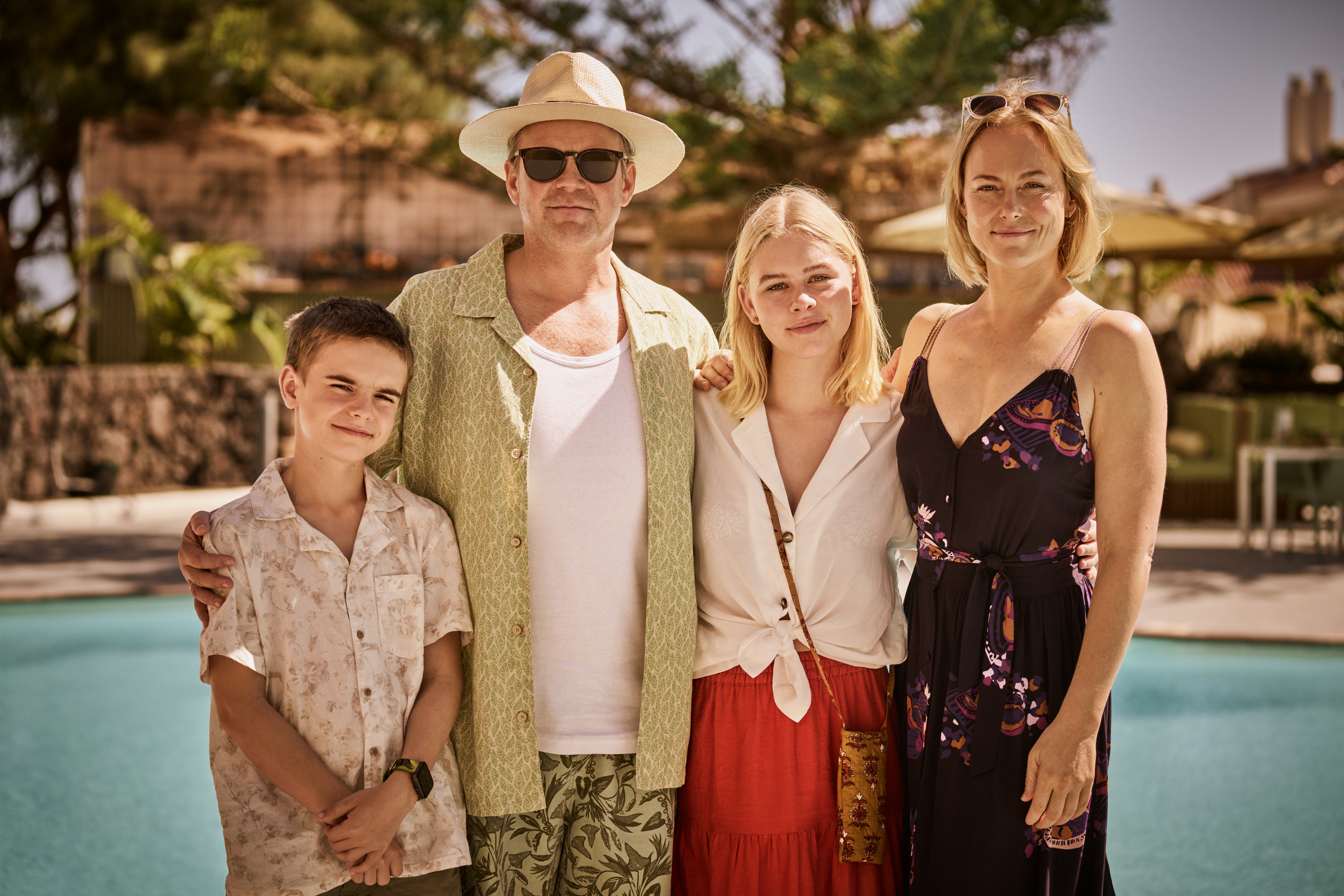 Fredrik (Anders Baasmo), Jennifer (Ingrid Bolsø Berdal), Sara (Alma Günther) och Tobias (Bernard Storm Lager) i La Palma. Foto: Netflix.