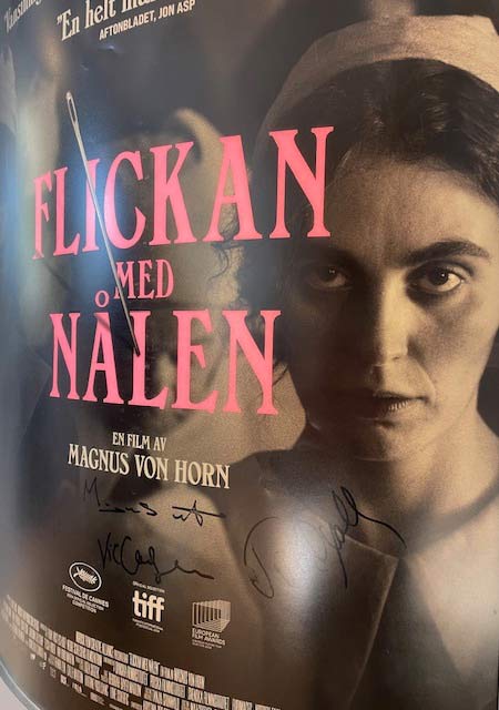 TÄVLING: Vinn en signerad affisch från ”Flickan med nålen”