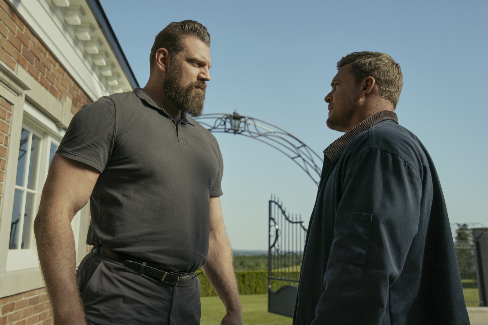 Olivier Richters och Alan Ritchson i Reacher. Foto: Prime Video.