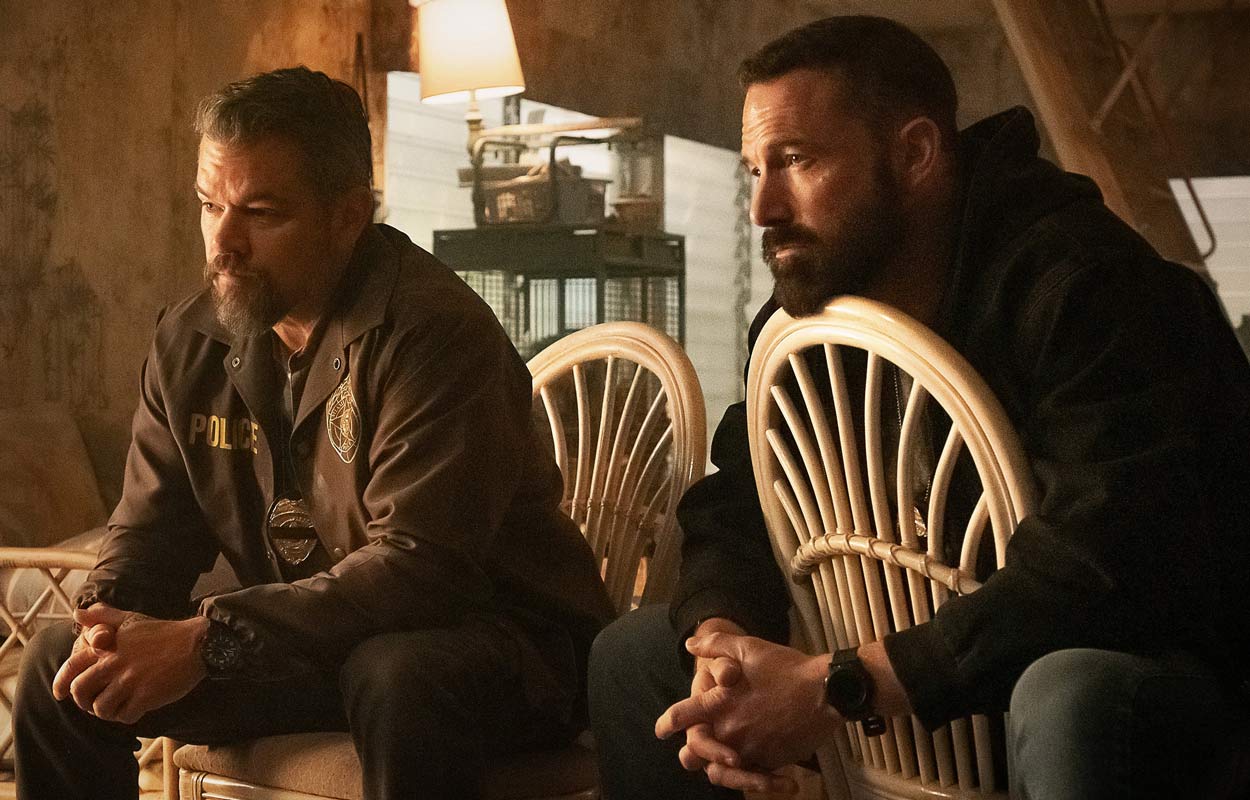 Matt Damon och Ben Affleck sitter bredvid varandra i ”Rip”.